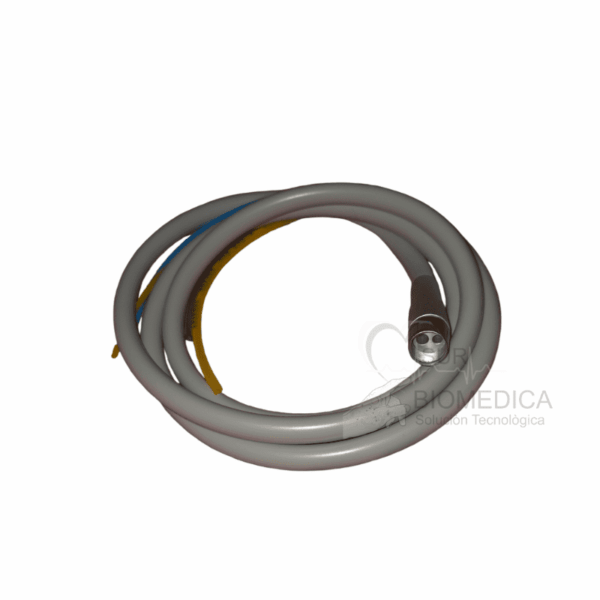 Dentista usando la manguera durante tratamiento