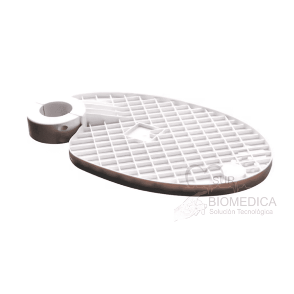 Bandeja dental blanca en uso dentro de un consultorio, con instrumental organizado sobre la superficie